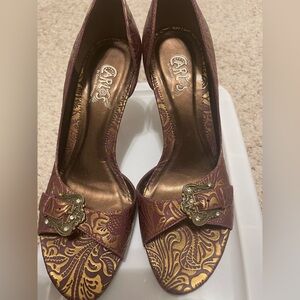 Carlos Santana Mauvish and Gold Heels